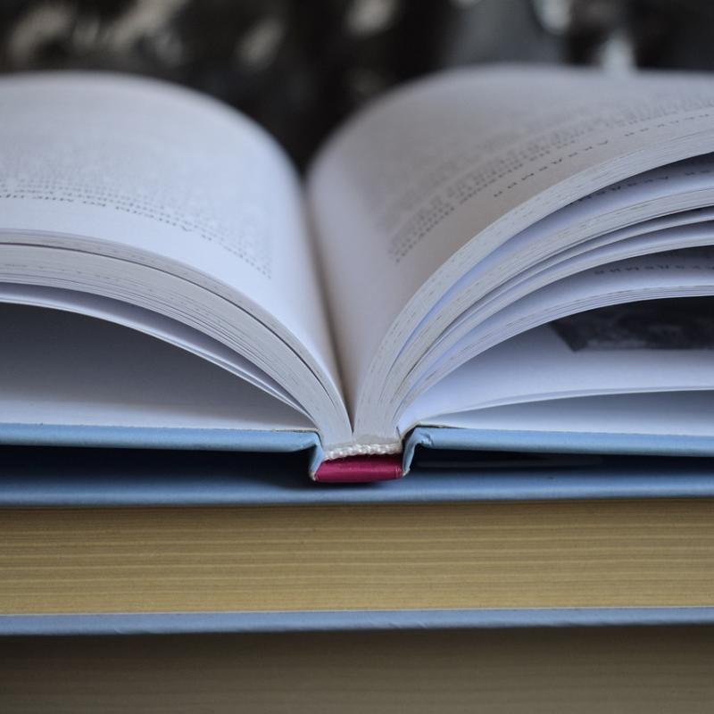 Zdjęcie otwartej książki