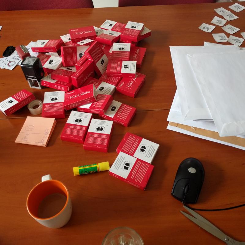 Pudełka kart rozłożone na stole